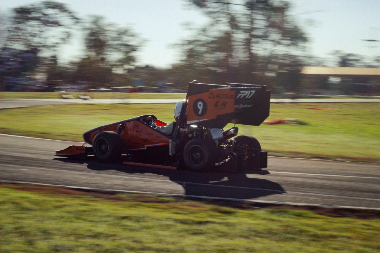 FP17 acelerando durante uma prova de autocross